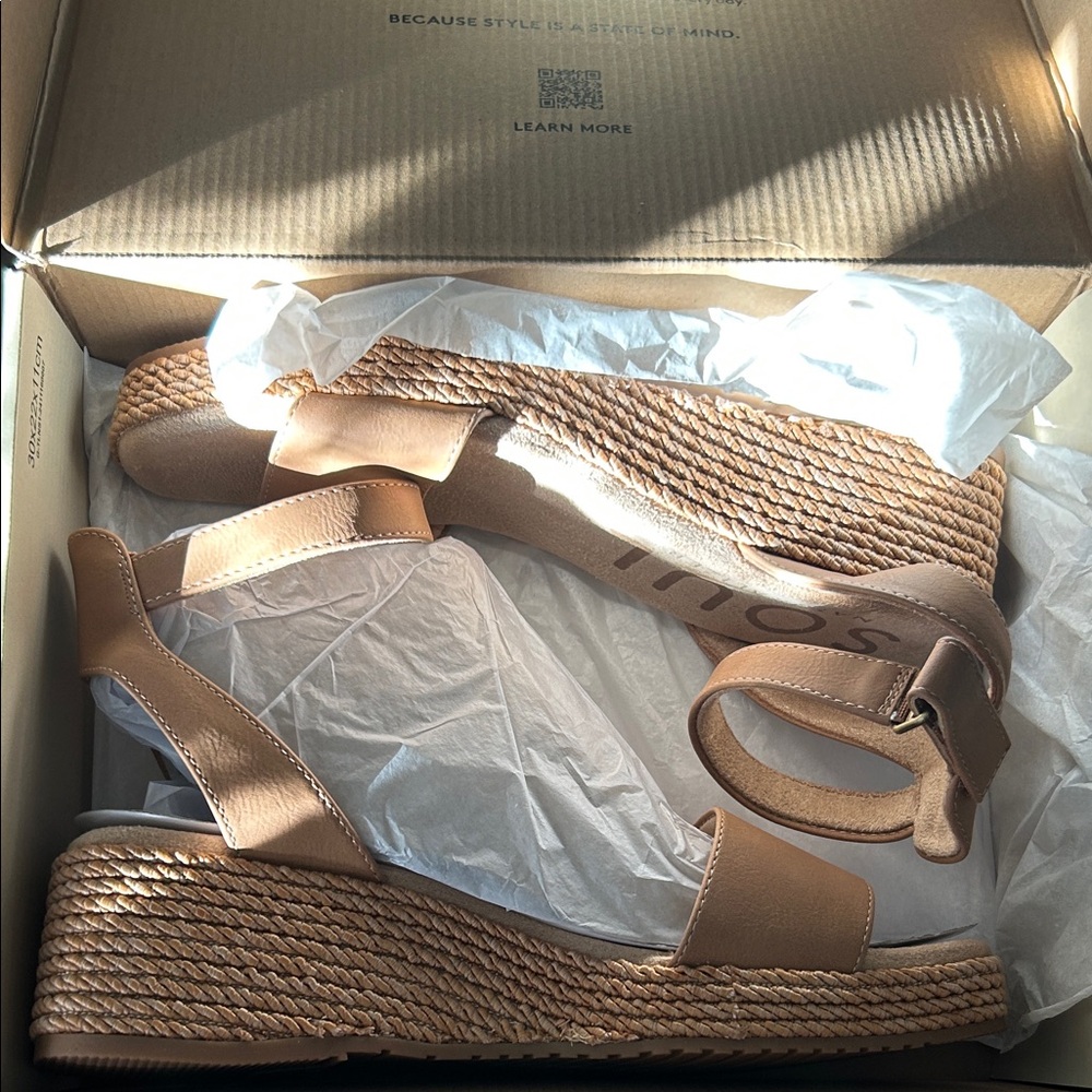 Naturalizer Tan Wedge Sandals